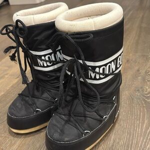 Black moon boots